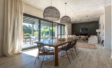 VENTA CASA COSTA ESMERALDA, BARRIO MARÍTIMO III, LOTE AL 100, 5 AMBIENTES