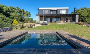 VENTA CASA COSTA ESMERALDA, BARRIO MARÍTIMO III, LOTE AL 100, 5 AMBIENTES