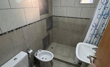 Se Alquila, Casa de 1 dormitorio con Patio, B° La Alicia