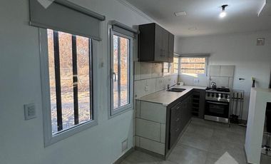 Se Alquila, Casa de 1 dormitorio con Patio, B° La Alicia
