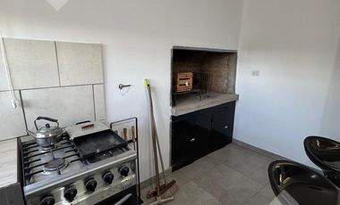 Se Alquila, Casa de 1 dormitorio con Patio, B° La Alicia