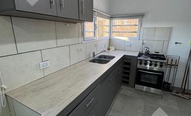Se Alquila, Casa de 1 dormitorio con Patio, B° La Alicia