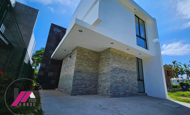 HERMOSA CASA EN VENTA DENTRO DE CLUB SANTIAGO