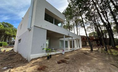 Casa en venta - 4 Dormitorios 3 Baños - Pinamar