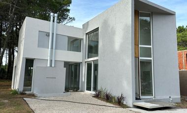 Casa en venta - 4 Dormitorios 3 Baños - Pinamar