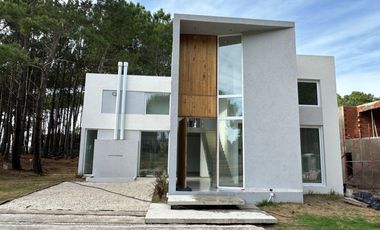 Casa en venta - 4 Dormitorios 3 Baños - Pinamar