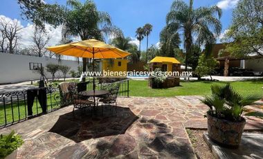 CASA EN RENTA EN EL CENTRO DE TEQUSQUIAPAN. Yodi