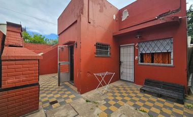 Venta casa tipo dpto en Levalle al 200 Bernal