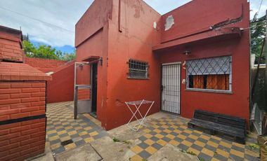 Venta casa tipo dpto en Levalle al 200 Bernal