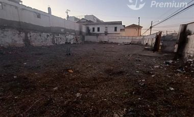 Estacionamiento en Venta en Sitio esquina 700m2, sin construcción, estacionamiento en Aldunate calle comercial, frente al Puerto.