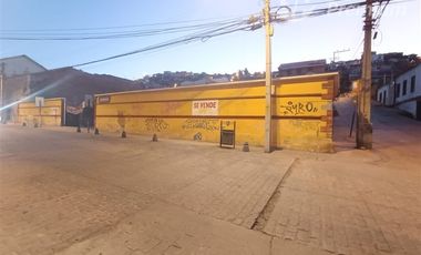 Estacionamiento en Venta en Sitio esquina 700m2, sin construcción, estacionamiento en Aldunate calle comercial, frente al Puerto.