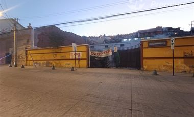 Estacionamiento en Venta en Sitio esquina 700m2, sin construcción, estacionamiento en Aldunate calle comercial, frente al Puerto.