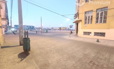 Estacionamiento en Venta en Sitio esquina 700m2, sin construcción, estacionamiento en Aldunate calle comercial, frente al Puerto.