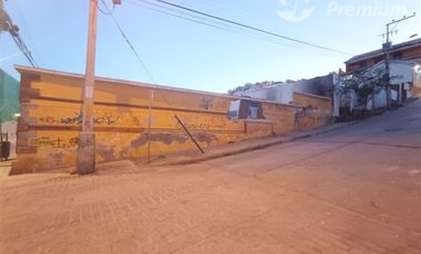Estacionamiento en Venta en Sitio esquina 700m2, sin construcción, estacionamiento en Aldunate calle comercial, frente al Puerto.