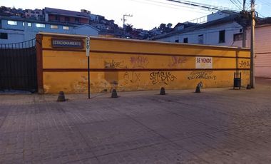 Estacionamiento en Venta en Sitio esquina 700m2, sin construcción, estacionamiento en Aldunate calle comercial, frente al Puerto.