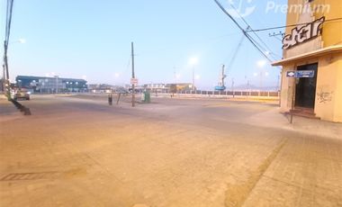 Estacionamiento en Venta en Sitio esquina 700m2, sin construcción, estacionamiento en Aldunate calle comercial, frente al Puerto.