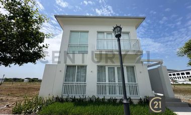 Casa de estreno con acabados de lujo en Urbanización Aires Norte