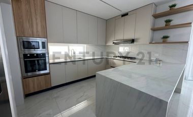 Casa de estreno con acabados de lujo en Urbanización Aires Norte