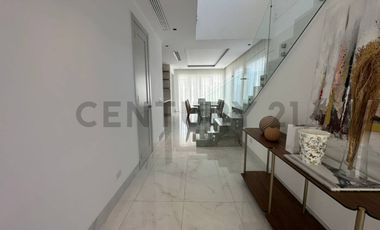 Casa de estreno con acabados de lujo en Urbanización Aires Norte