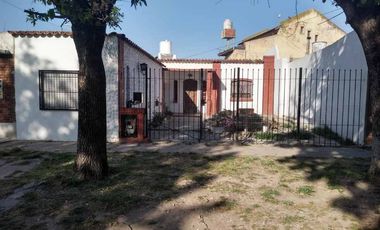 Casa con Departamento en venta en Ezpeleta Este
