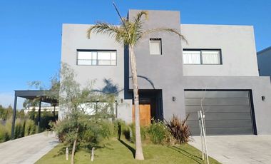 VENTA CASA 4 AMBIENTES ESCRITORIO PISCINA PILAR