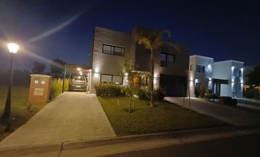 VENTA CASA 4 AMBIENTES ESCRITORIO PISCINA PILAR