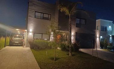 VENTA CASA 4 AMBIENTES ESCRITORIO PISCINA PILAR