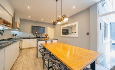 VENTA CASA DE 5 AMBIENTES EN VILLA SARMIENTO