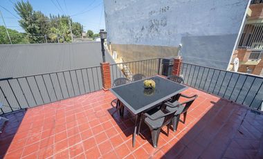 VENTA CASA DE 5 AMBIENTES EN VILLA SARMIENTO