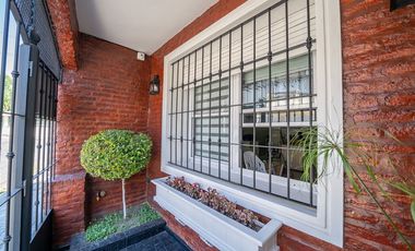 VENTA CASA DE 5 AMBIENTES EN VILLA SARMIENTO