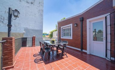 VENTA CASA DE 5 AMBIENTES EN VILLA SARMIENTO