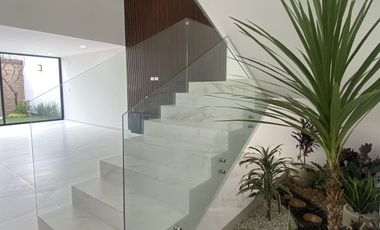 ESTRENA YA !! ESPECTACULAR CASA CON REC ABAJO Y VESTIDOR EN PARQUE CHIAPAS