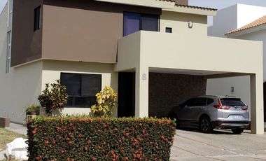 HERMOSA CASA EN CLUB REAL