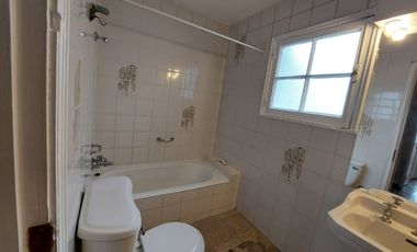 Casa Amplia En Barrio Residencial Metro Bilbao