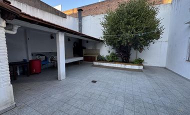 Hermosa casa amoblada  - fondo con quincho y parrilla - jardin al frente - gastos super bajos