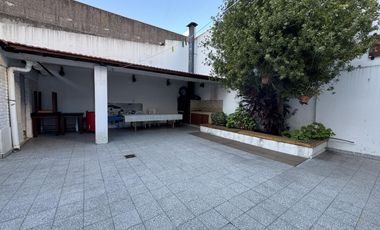 Hermosa casa amoblada  - fondo con quincho y parrilla - jardin al frente - gastos super bajos