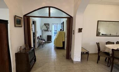 Hermosa casa amoblada  - fondo con quincho y parrilla - jardin al frente - gastos super bajos