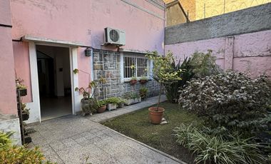 Hermosa casa amoblada  - fondo con quincho y parrilla - jardin al frente - gastos super bajos