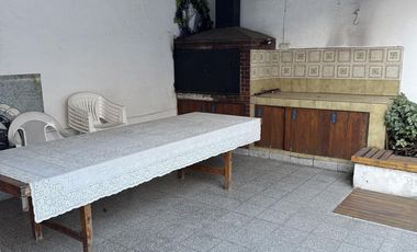 Hermosa casa amoblada  - fondo con quincho y parrilla - jardin al frente - gastos super bajos
