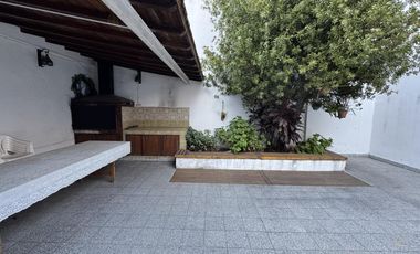 Hermosa casa amoblada  - fondo con quincho y parrilla - jardin al frente - gastos super bajos