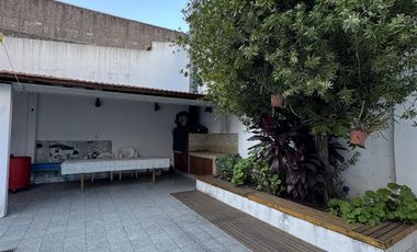 Hermosa casa amoblada  - fondo con quincho y parrilla - jardin al frente - gastos super bajos