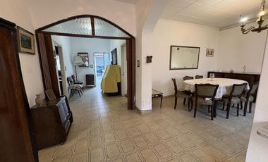 Hermosa casa amoblada  - fondo con quincho y parrilla - jardin al frente - gastos super bajos