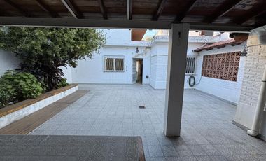 Hermosa casa amoblada  - fondo con quincho y parrilla - jardin al frente - gastos super bajos