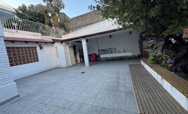 Hermosa casa amoblada  - fondo con quincho y parrilla - jardin al frente - gastos super bajos