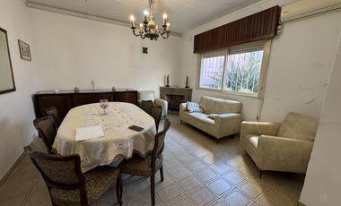 Hermosa casa amoblada  - fondo con quincho y parrilla - jardin al frente - gastos super bajos