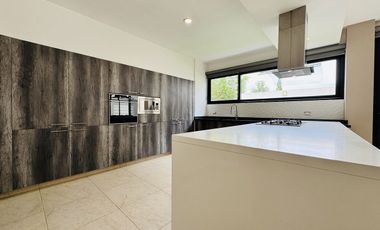 CASA EN VENTA EN QUERÉTARO, ZIBATÁ, TRES CONTROLES DE ACCESO