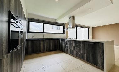 CASA EN VENTA EN QUERÉTARO, ZIBATÁ, TRES CONTROLES DE ACCESO