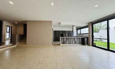 CASA EN VENTA EN QUERÉTARO, ZIBATÁ, TRES CONTROLES DE ACCESO