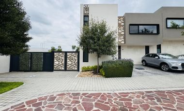 CASA EN VENTA EN QUERÉTARO, ZIBATÁ, TRES CONTROLES DE ACCESO