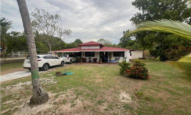 Venta de casa con piscina, Playa Gorgona, Chame